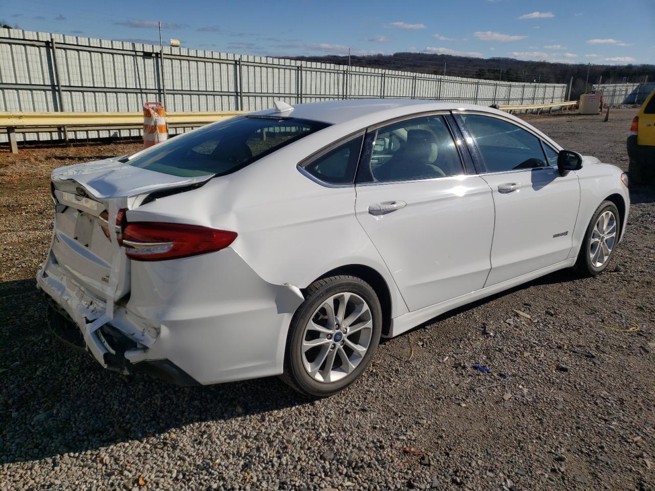 Image 3 of 2019 FORD FUSION SE 2019 with VIN 3FA6P0LU6KR144987
