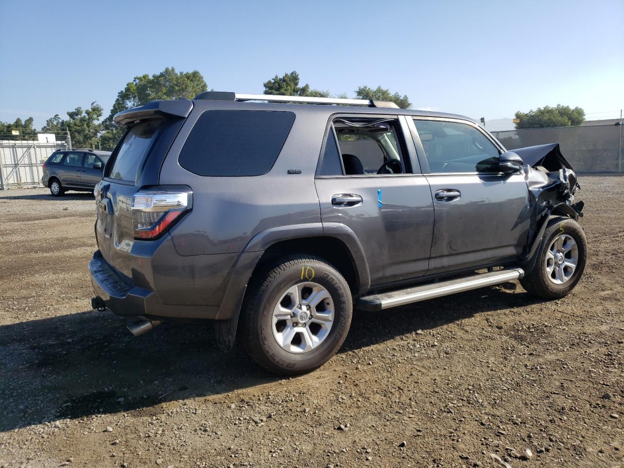 Obraz 3 z 2021 TOYOTA 4RUNNER SR5 2021 z VIN JTEFU5JRXM5230027
