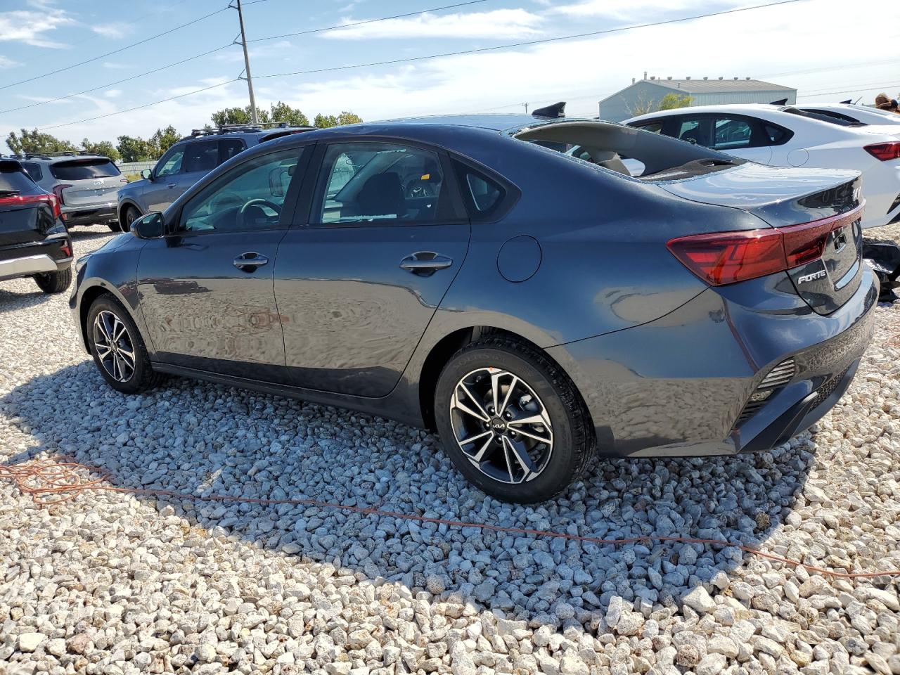 Изображение 2 2023 KIA FORTE LX 2023 с VIN 3KPF24AD5PE691007