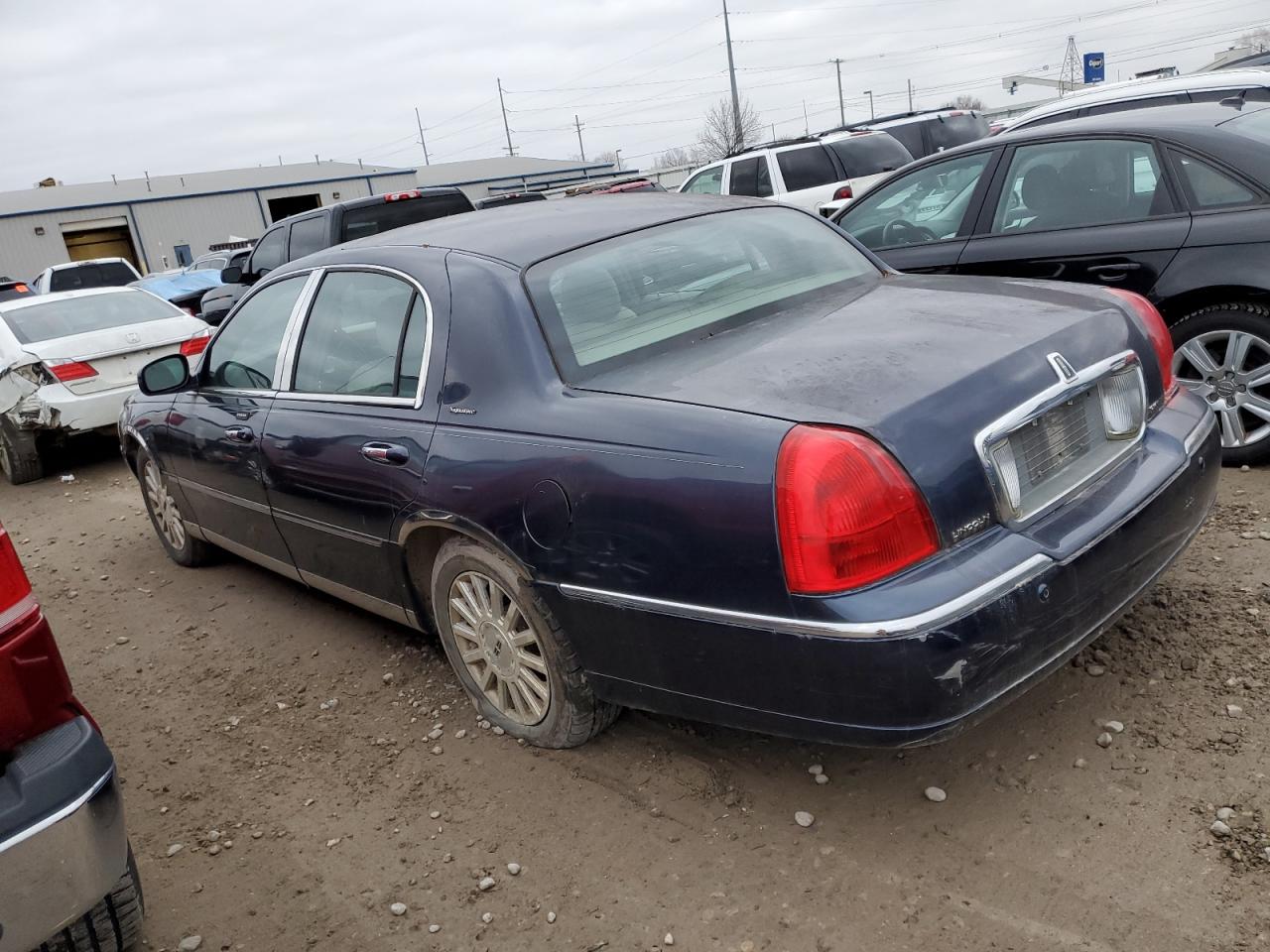 Image 2 of 2003 LINCOLN TOWN CAR SIGNATURE 2003 with VIN 1LNHM82W03Y633316