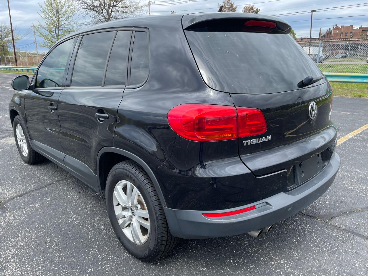 Image 3 of 2013 VOLKSWAGEN TIGUAN S 2013 with VIN WVGAV7AX7DW527378