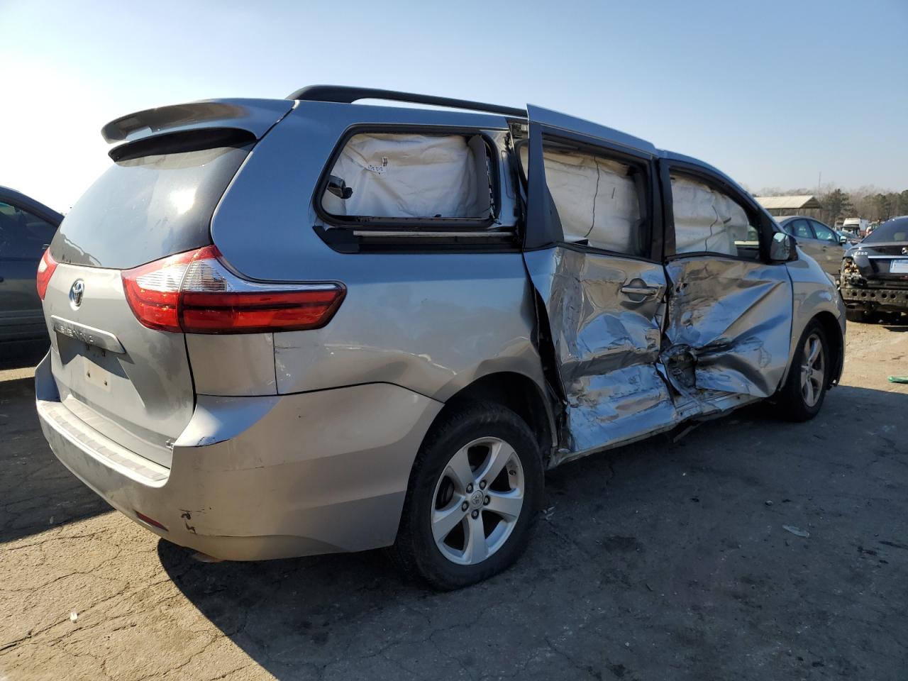 Image 3 of 2015 TOYOTA SIENNA LE 2015 with VIN 5TDKK3DC8FS609528