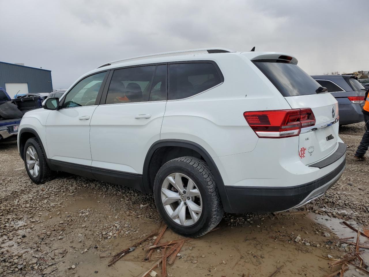Image 2 of 2019 VOLKSWAGEN ATLAS SE 2019 with VIN 1V2UR2CA7KC570553
