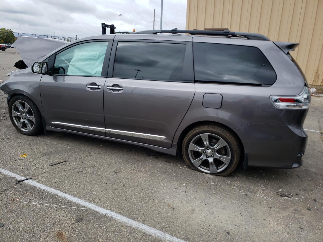Image 2 of 2017 TOYOTA SIENNA SE 2017 with VIN 5TDXZ3DC4HS891266