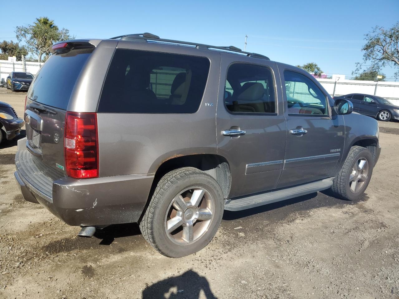 Image 3 of 2011 CHEVROLET TAHOE K1500 LTZ 2011 with VIN 1GNSKCE06BR117407