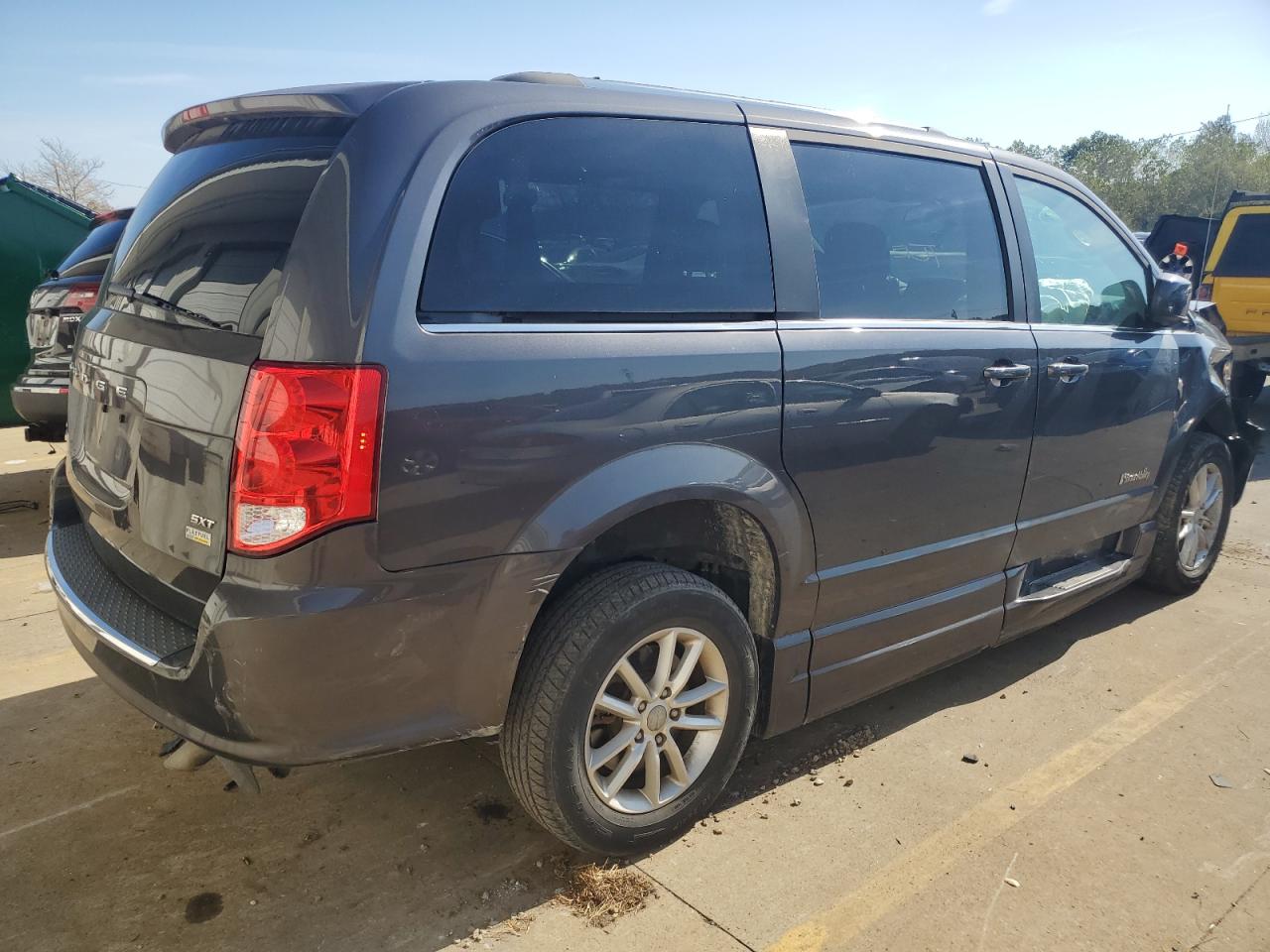 Image 3 of 2019 DODGE GRAND CARAVAN SXT 2019 with VIN 2C4RDGCG4KR527920