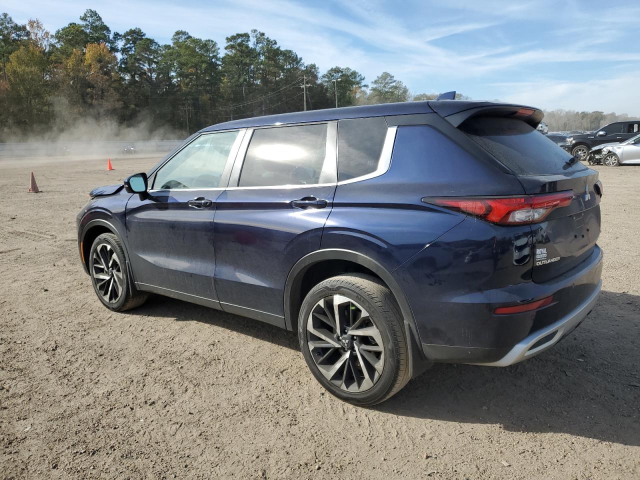 Image 2 of 2023 MITSUBISHI OUTLANDER SE 2023 with VIN JA4J3UA82PZ021908