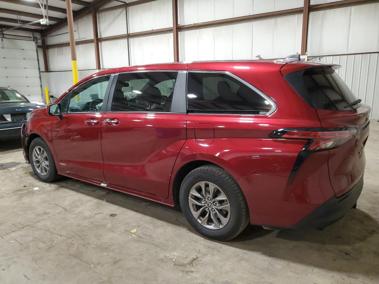 Image 2 of 2021 TOYOTA SIENNA XLE 2021 with VIN 5TDYRKEC4MS019726