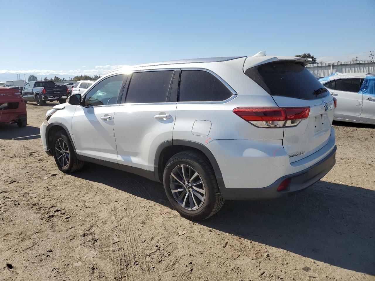 Изображение 2 2019 TOYOTA HIGHLANDER SE 2019 с VIN 5TDKZRFH7KS338754