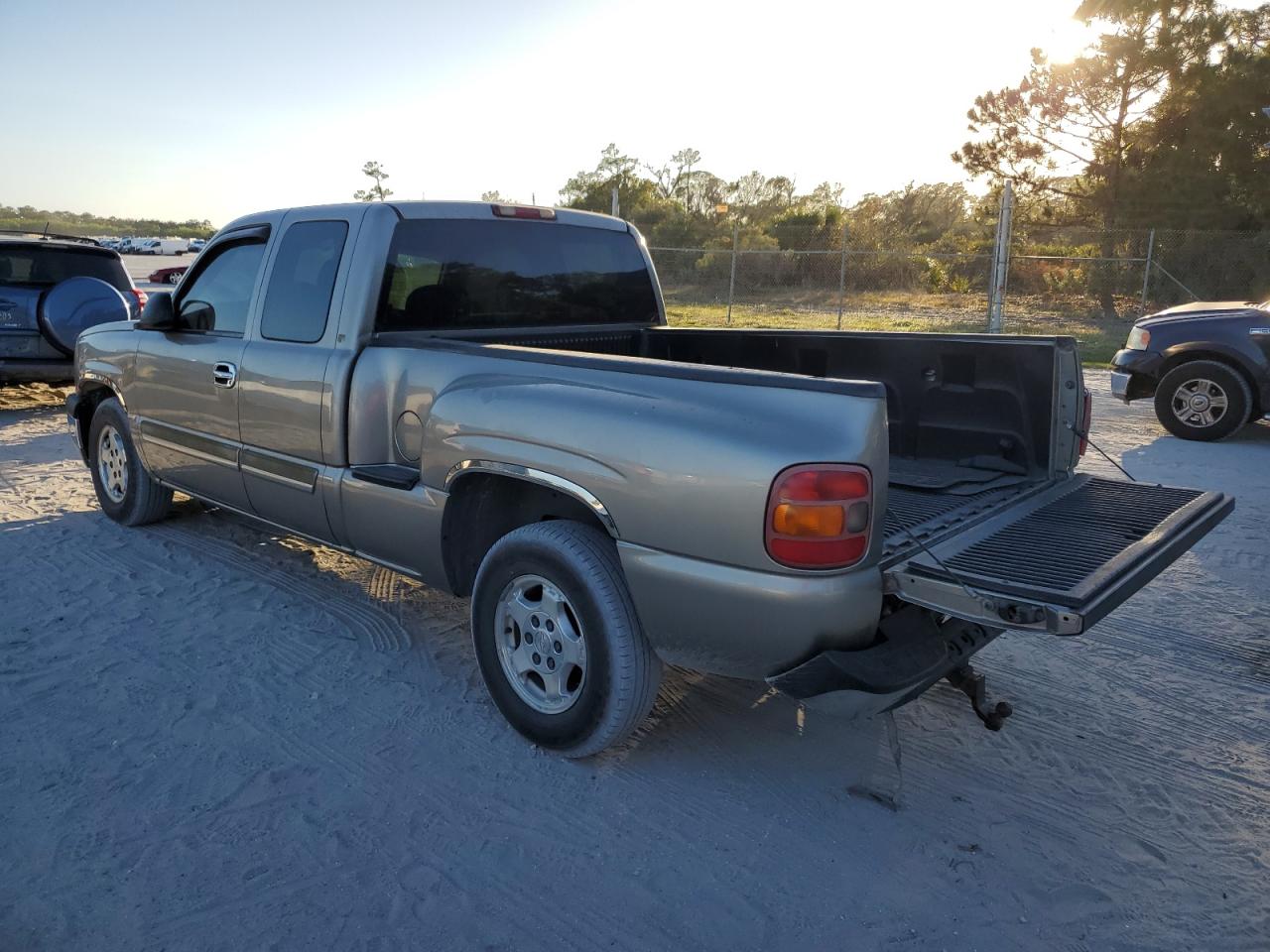 Image 2 of 2003 CHEVROLET SILVERADO C1500 2003 with VIN 1GCEC19V03Z167248