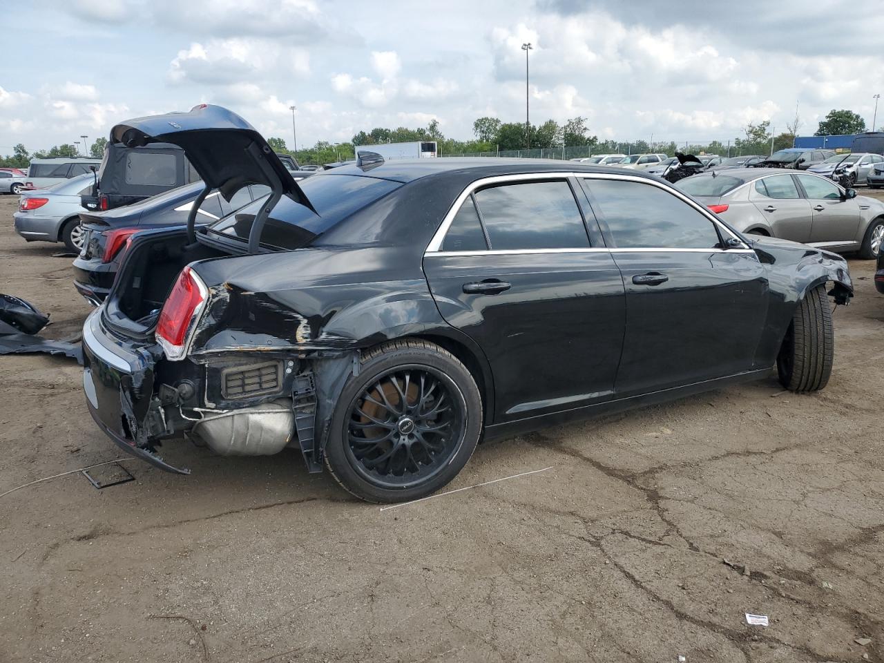 Изображение 3 Chrysler 300 Touring 2018 с VIN 2C3CCAAG4JH338251