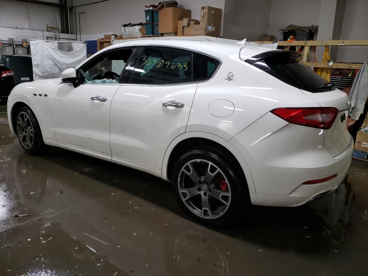 Obraz 2 z 2017 MASERATI LEVANTE LUXURY 2017 z VIN ZN661XUL6HX228297