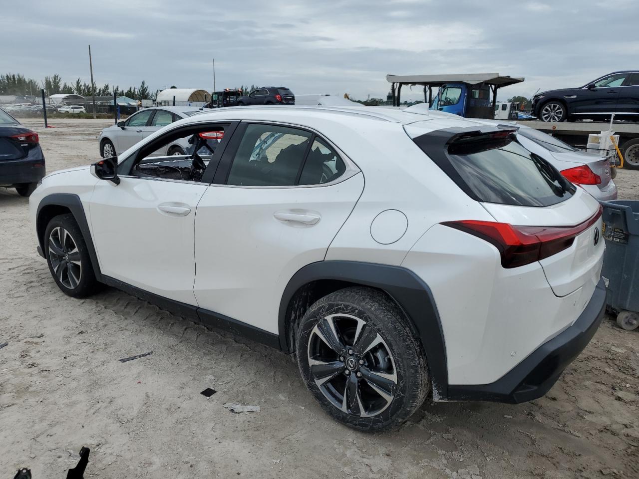 Image 2 of 2019 LEXUS UX 200 2019 with VIN JTHY3JBH3K2001622