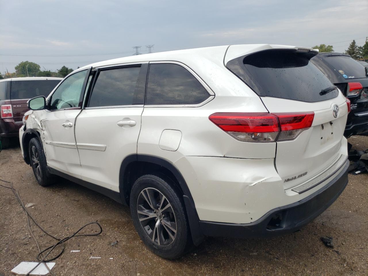 Image 2 of 2019 TOYOTA HIGHLANDER LE 2019 with VIN 5TDZARFH6KS042307