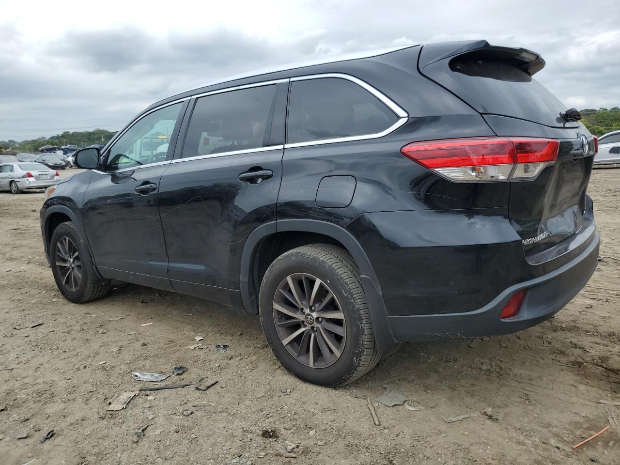 Изображение 2 Toyota Highlander Se 2018 с VIN 5TDJZRFH3JS856130