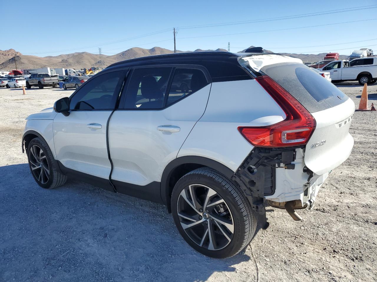 Image 2 of 2022 VOLVO XC40 T5 R-DESIGN 2022 with VIN YV4162UM0N2757355