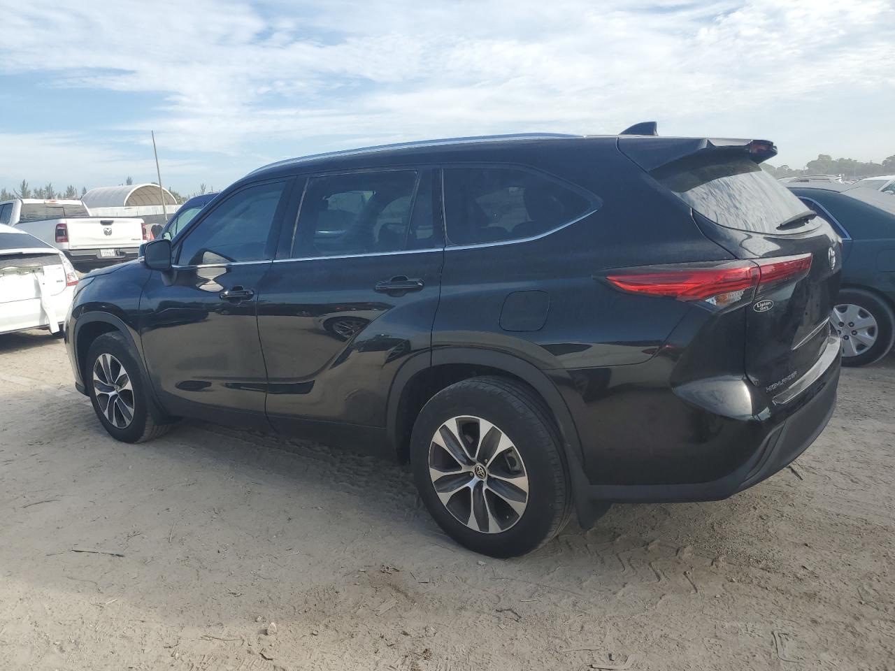 Изображение 2 2020 TOYOTA HIGHLANDER XLE 2020 с VIN 5TDHZRBH5LS501533