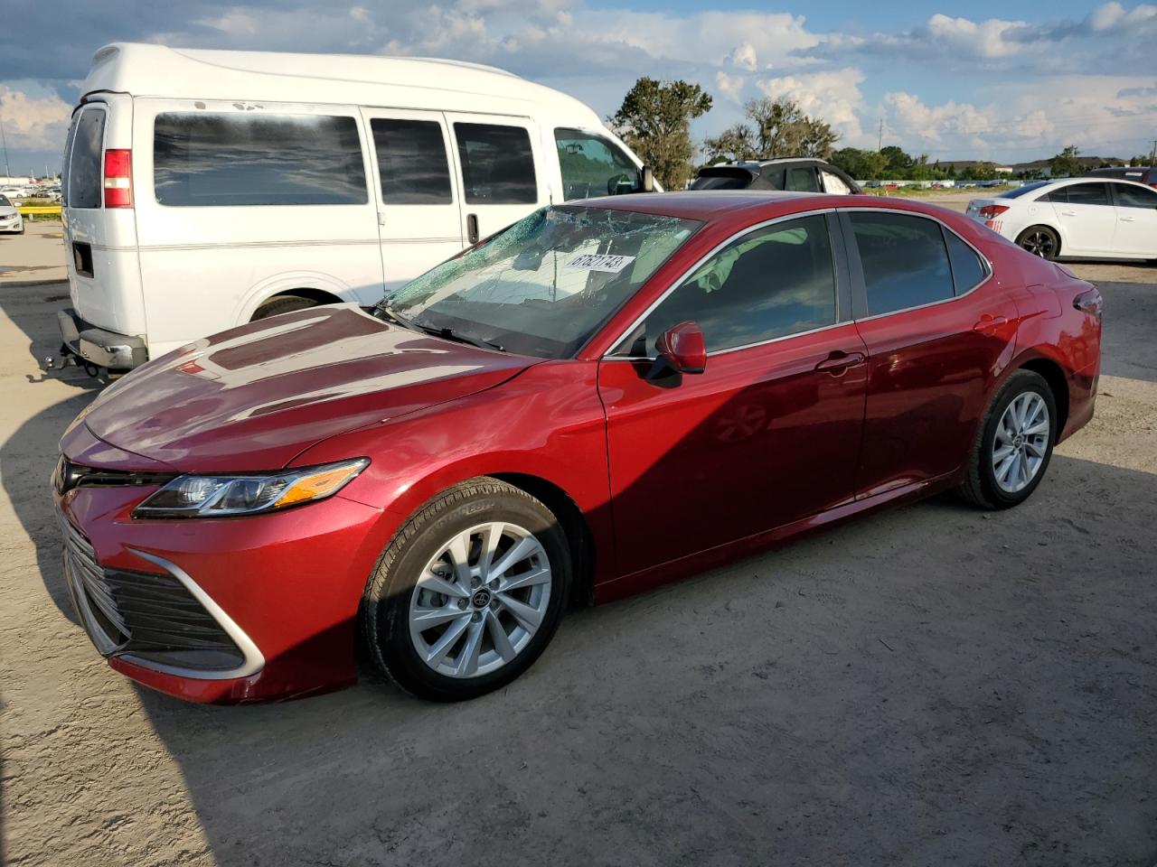 Obraz 1 z 2022 TOYOTA CAMRY LE 2022 z VIN 4T1C11AK3NU673554