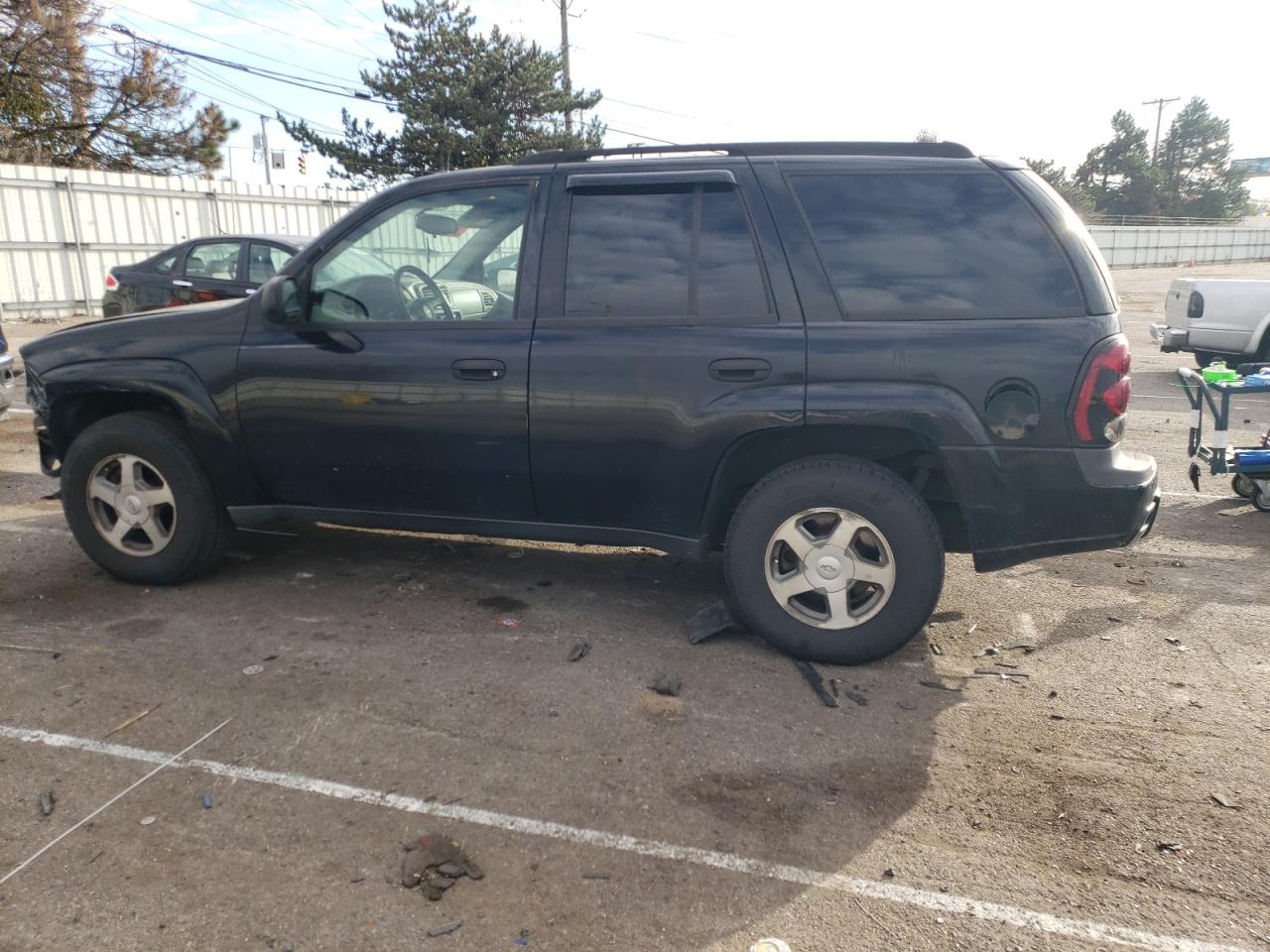 Image 2 of 2005 CHEVROLET TRAILBLAZER LS 2005 with VIN 1GNDT13S352347918