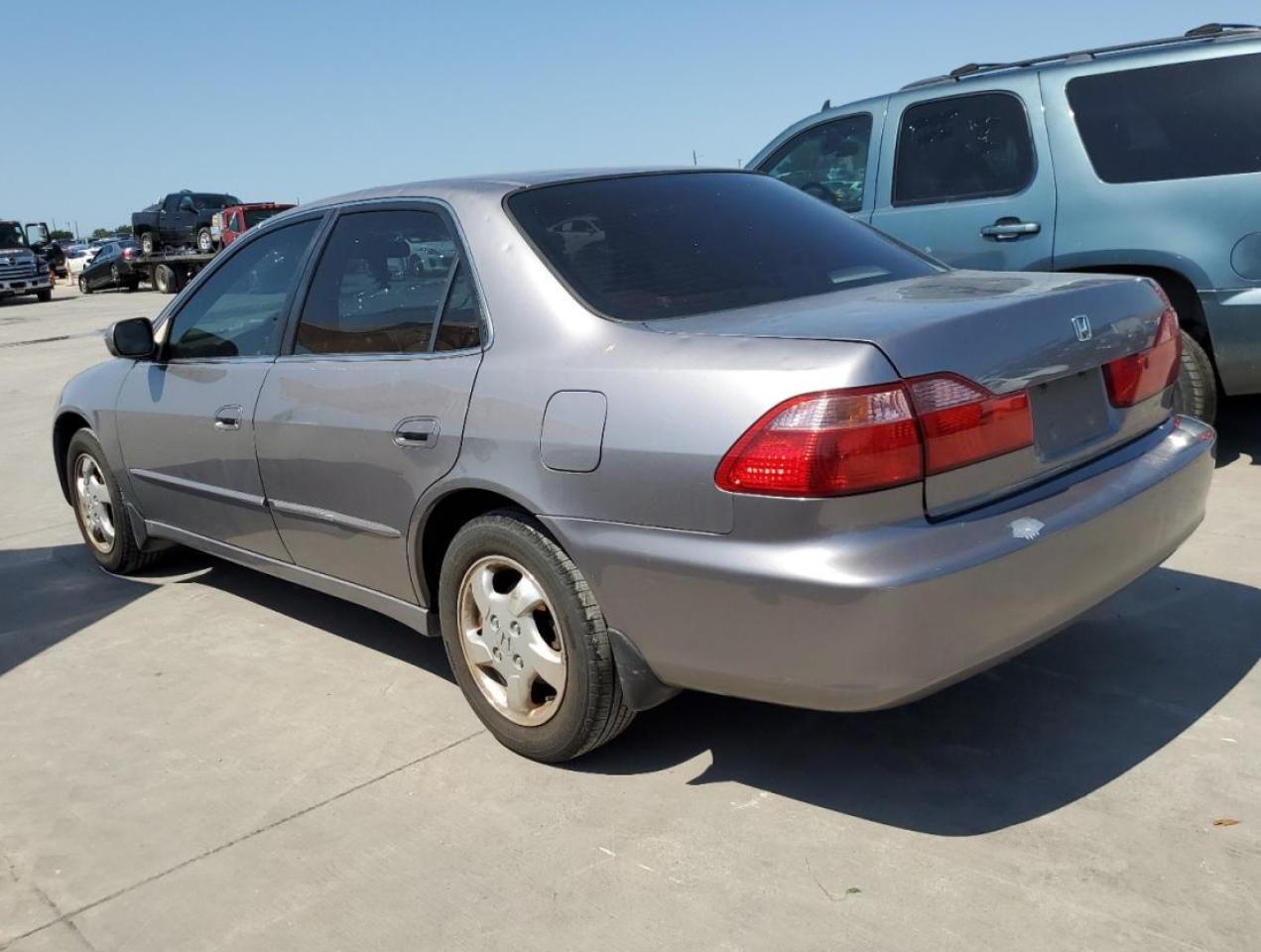 Image 2 of 2000 HONDA ACCORD EX 2000 with VIN JHMCG5653YC023919