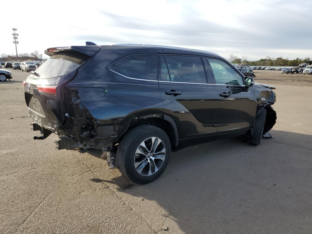 Image 3 of 2021 TOYOTA HIGHLANDER XLE 2021 with VIN 5TDGZRBHXMS116840