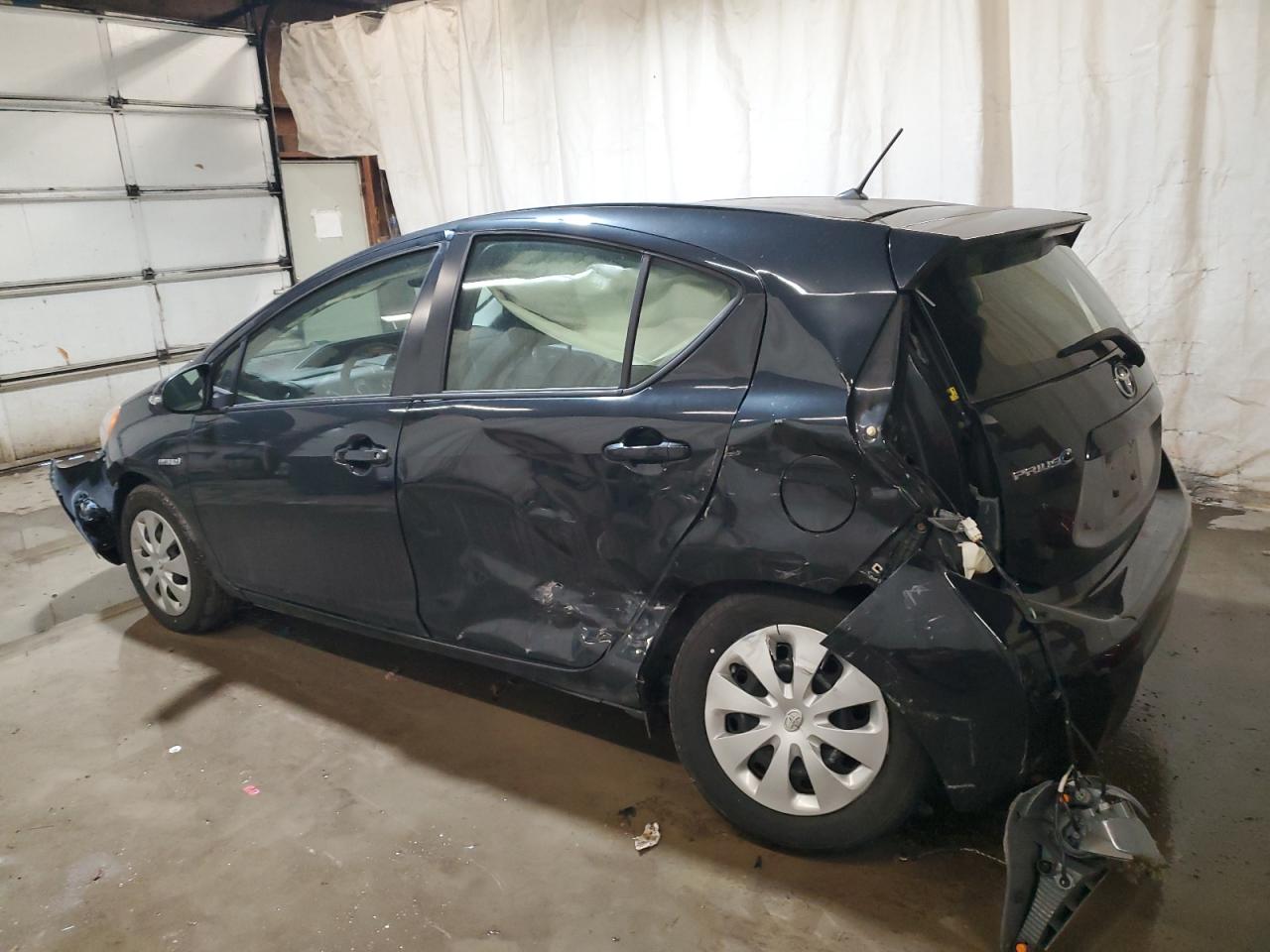 Image 2 of 2014 TOYOTA PRIUS C  2014 with VIN JTDKDTB36E1574805