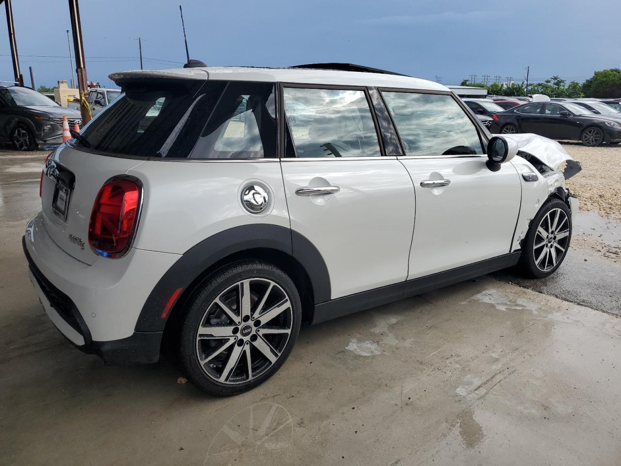 Image 3 of 2024 MINI COOPER S 2024 with VIN WMW53DK01R2U66732