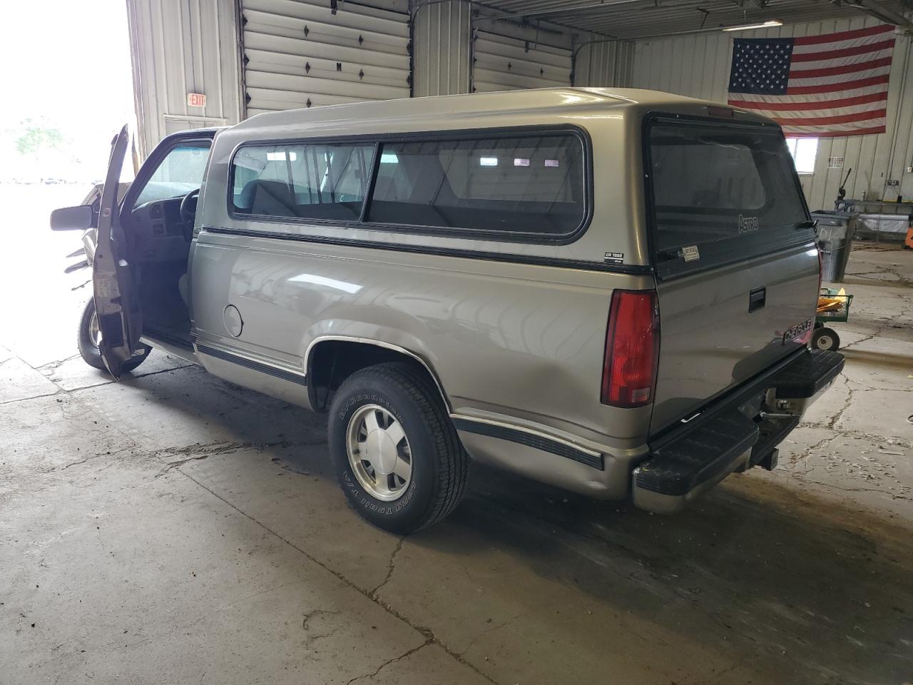 Image 2 of 1998 CHEVROLET GMT-400 C1500 1998 with VIN 1GCEC14R4WZ212898