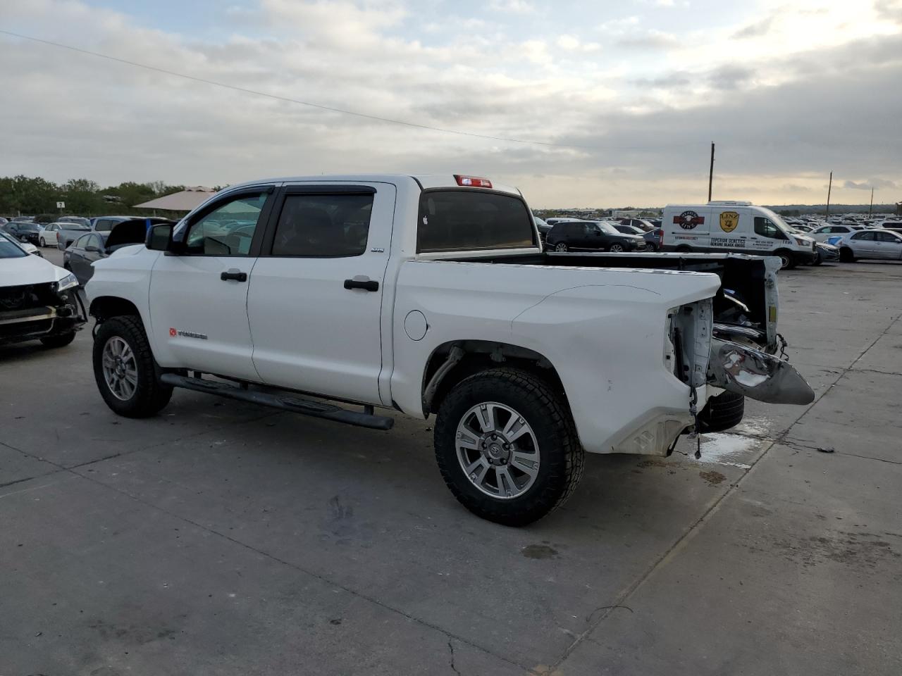 Изображение 2 Toyota Tundra Crewmax Sr5 2014 с VIN 5TFEM5F12EX076499