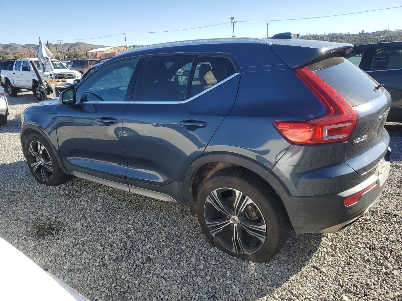 Image 2 of 2019 VOLVO XC40 T5 INSCRIPTION 2019 with VIN YV4162UL2K2074043