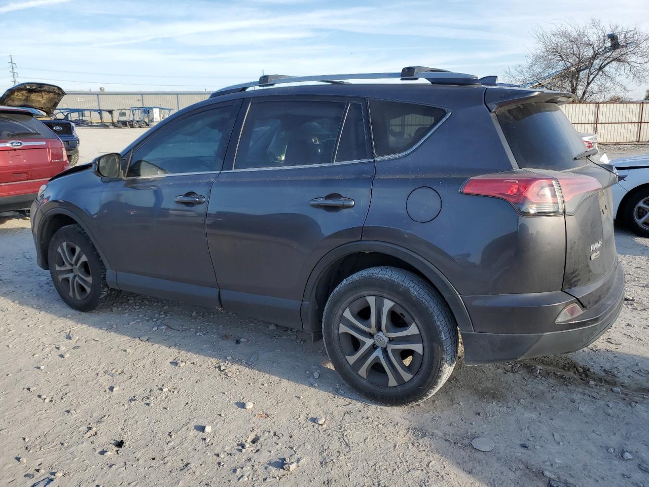 Изображение 2 2018 TOYOTA RAV4 LE 2018 с VIN JTMZFREV6JJ177923
