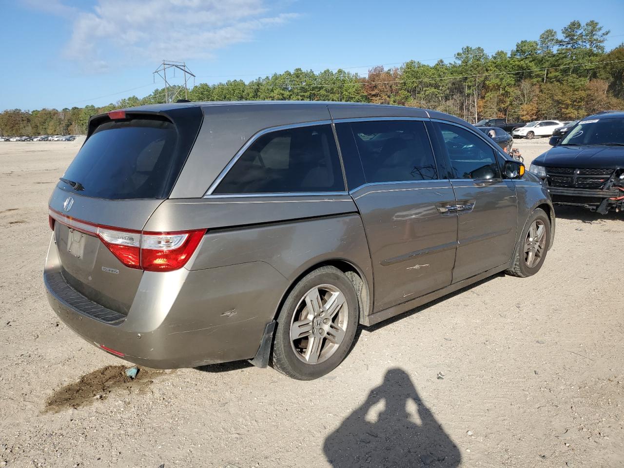Image 3 of 2011 HONDA ODYSSEY TOURING 2011 with VIN 5FNRL5H92BB082977
