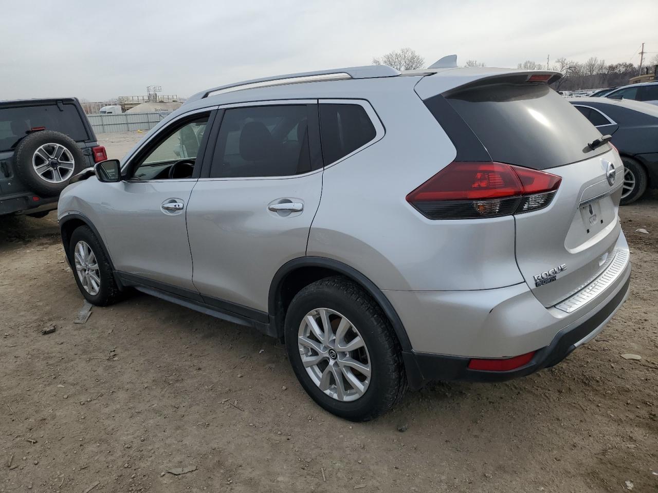 Obraz 2 z 2018 NISSAN ROGUE S 2018 z VIN KNMAT2MV8JP612274