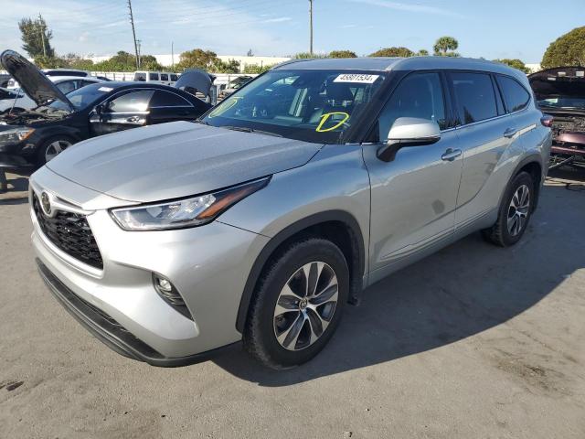 Изображение 2022 TOYOTA HIGHLANDER XLE 2022