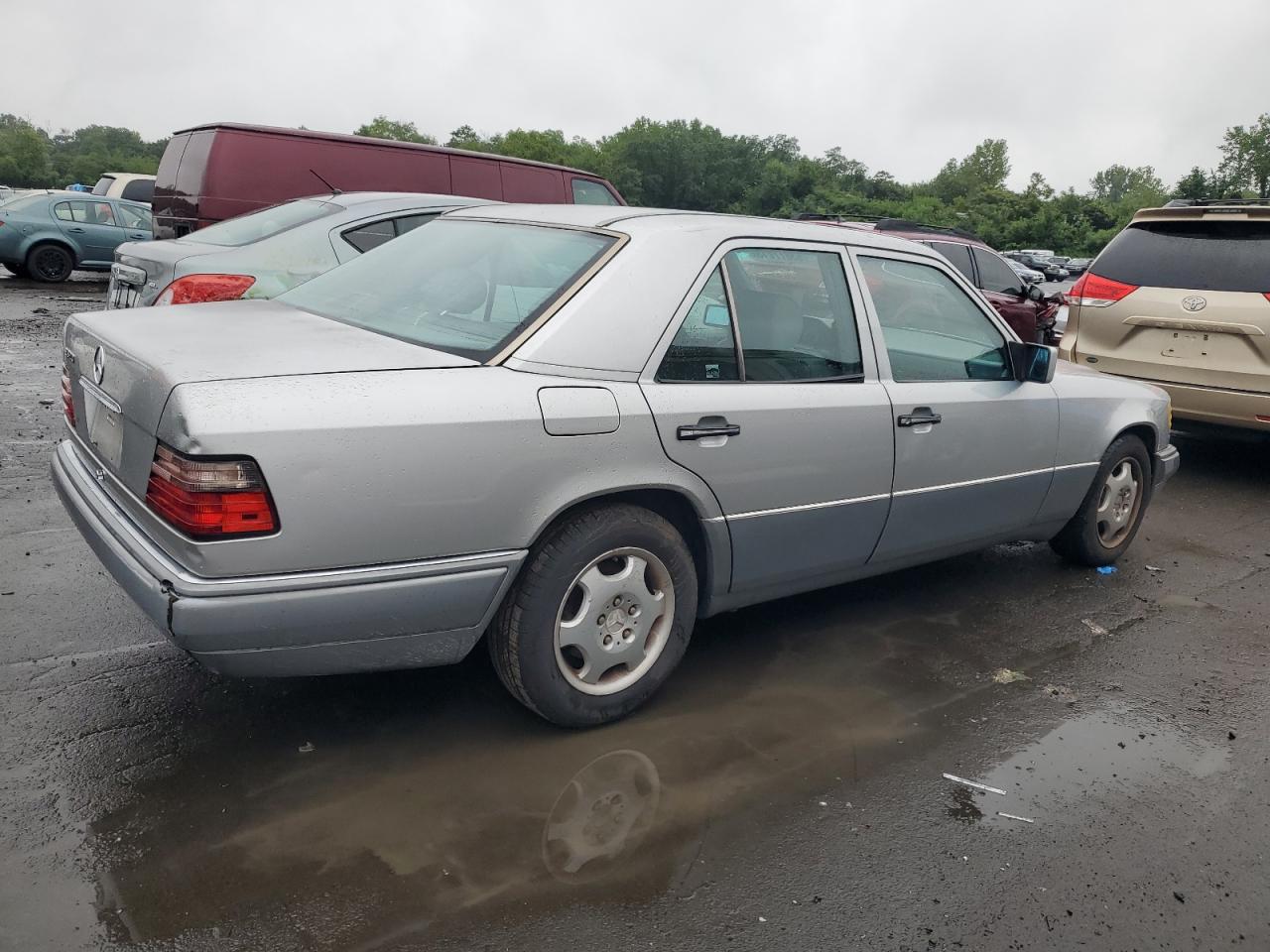 Obraz 3 z 1995 MERCEDES-BENZ E 320 BASE 1995 z VIN WDBEA32EXSC256868