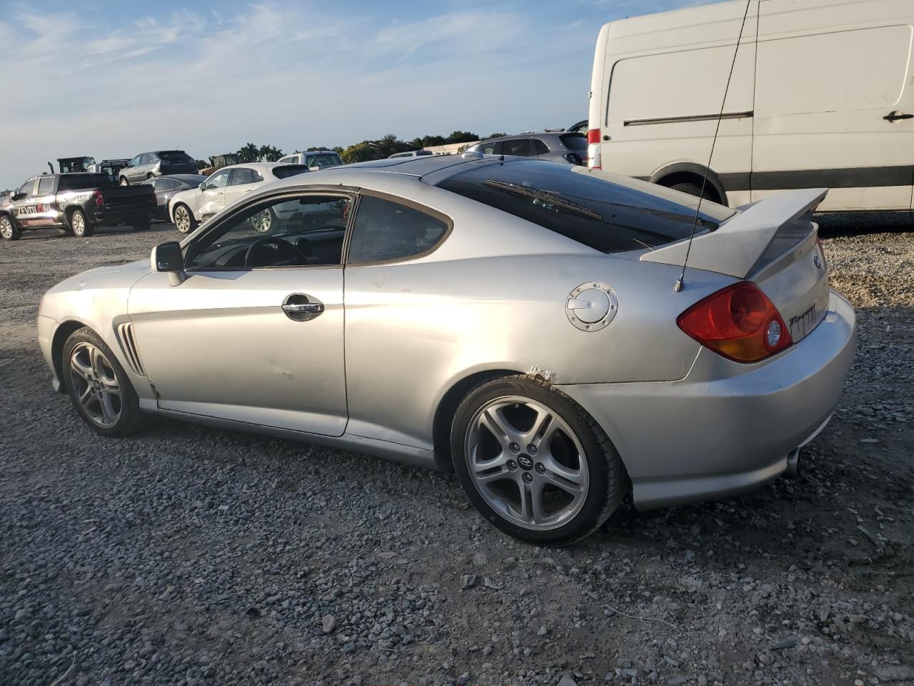 Obraz 2 z 2004 HYUNDAI TIBURON GT 2004 z VIN KMHHN65FX4U130768