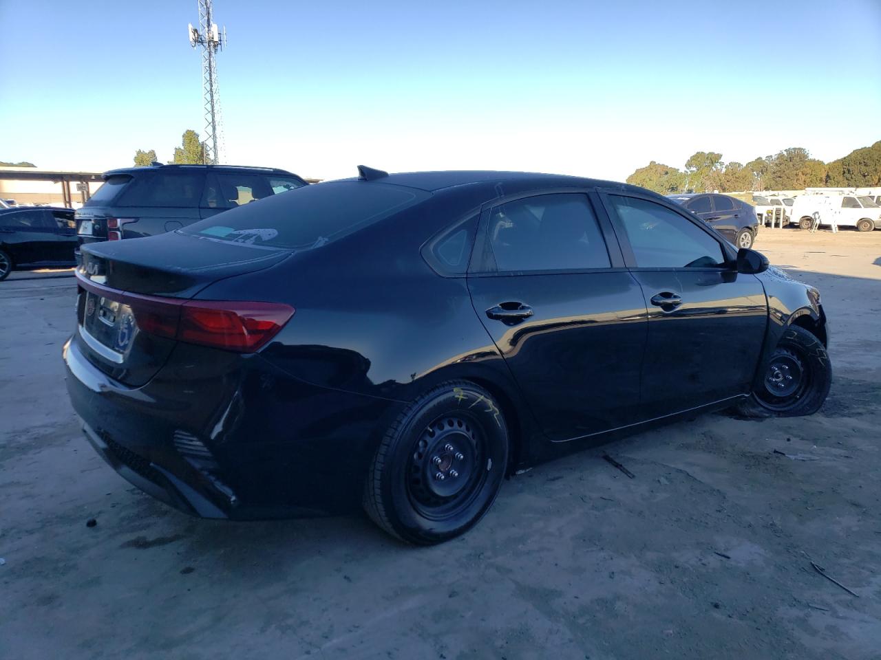 Изображение 3 2023 KIA FORTE LX 2023 с VIN 3KPF24AD1PE570121