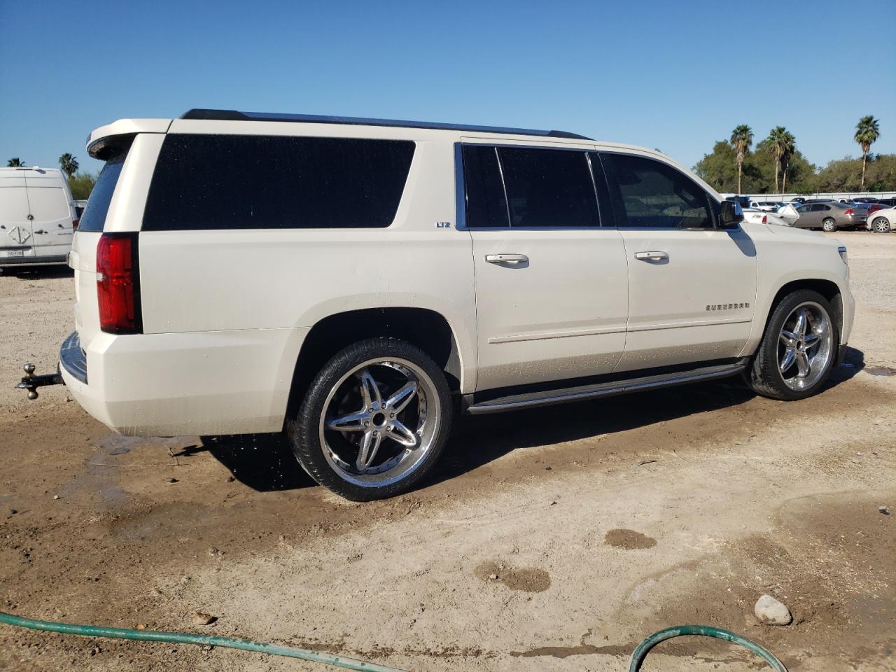 Изображение 3 2015 CHEVROLET SUBURBAN C1500 LTZ 2015 с VIN 1GNSCKKC4FR211832