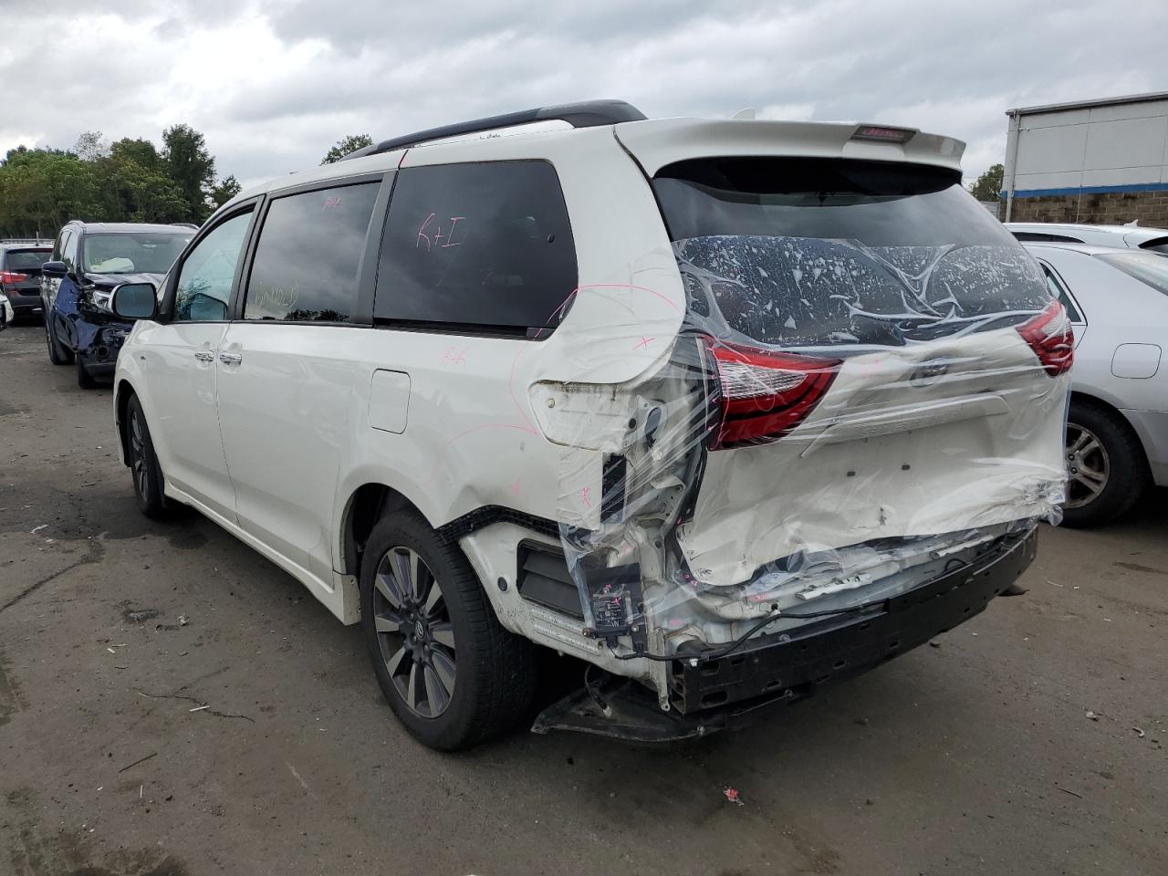 Image 2 of 2018 TOYOTA SIENNA XLE 2018 with VIN 5TDDZ3DC9JS201553