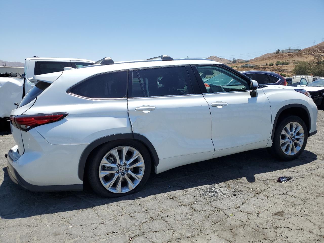 Image 3 of 2022 TOYOTA HIGHLANDER LIMITED 2022 with VIN 5TDYZRAH5NS115702