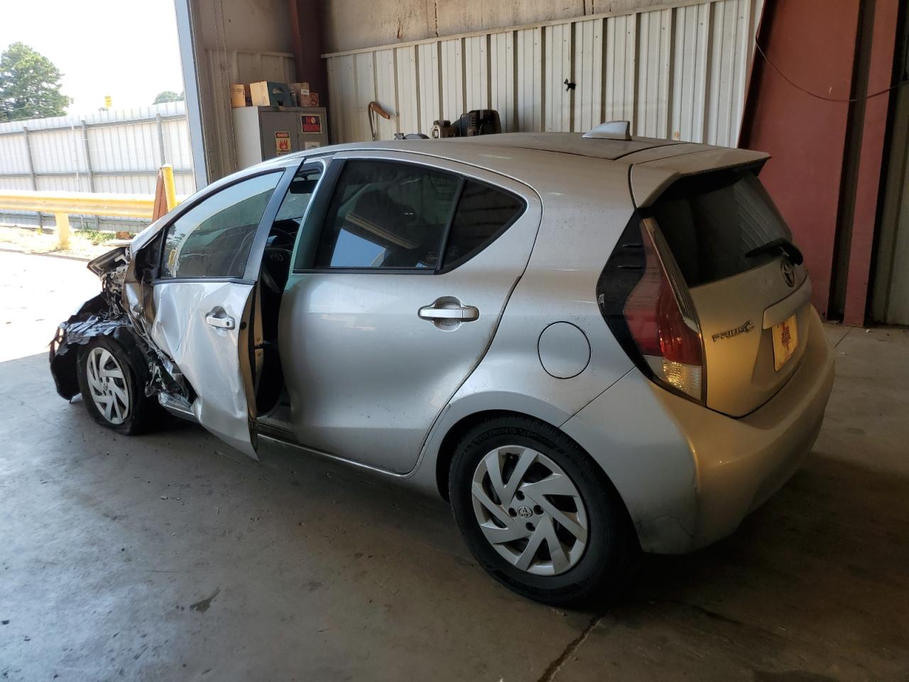 Image 2 of 2015 TOYOTA PRIUS C  2015 with VIN JTDKDTB34F1110641