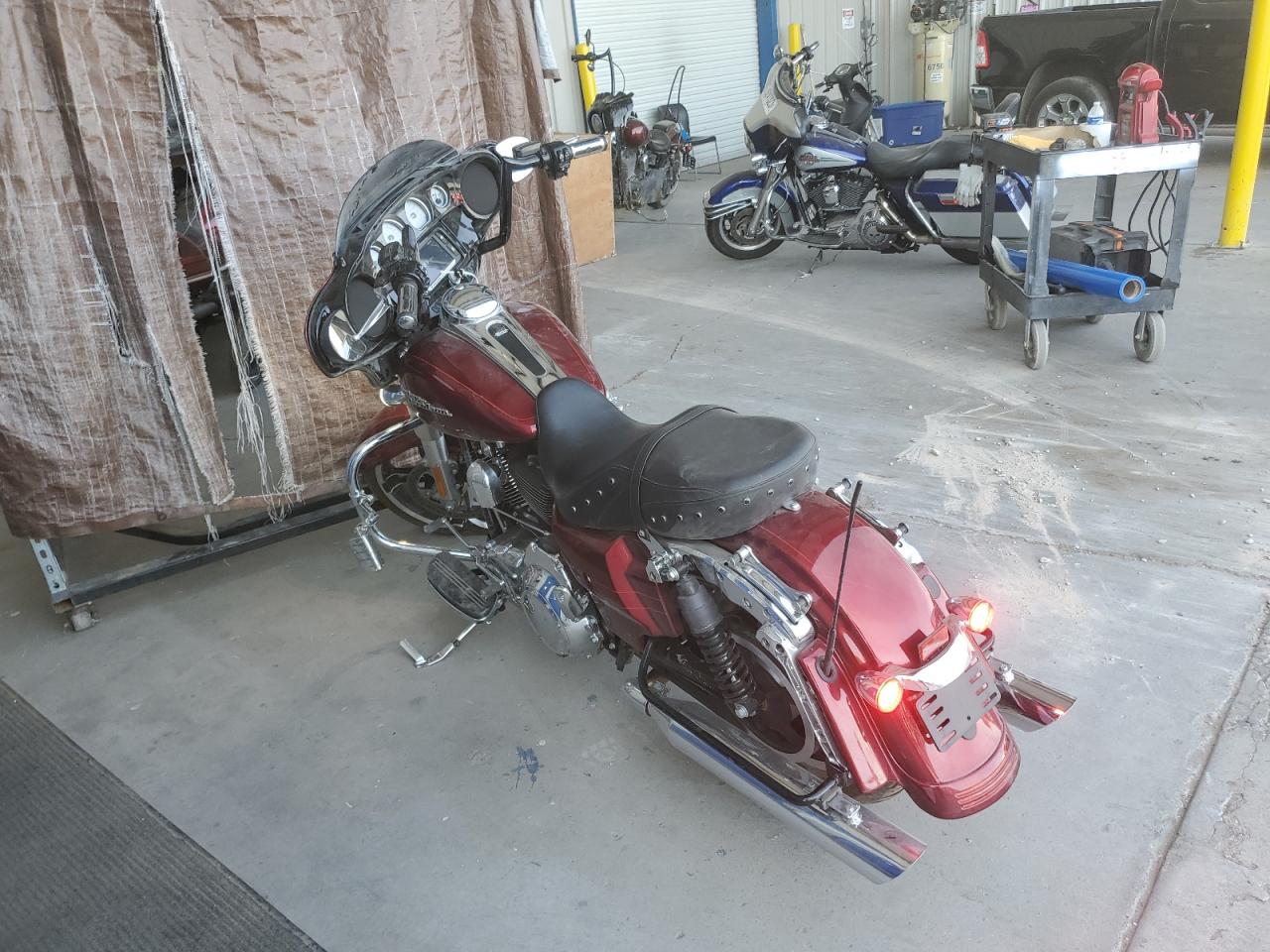 Image 2 of 2016 HARLEY-DAVIDSON FLHXS STREET GLIDE SPECIAL 2016 with VIN 1HD1KRM10GB652488