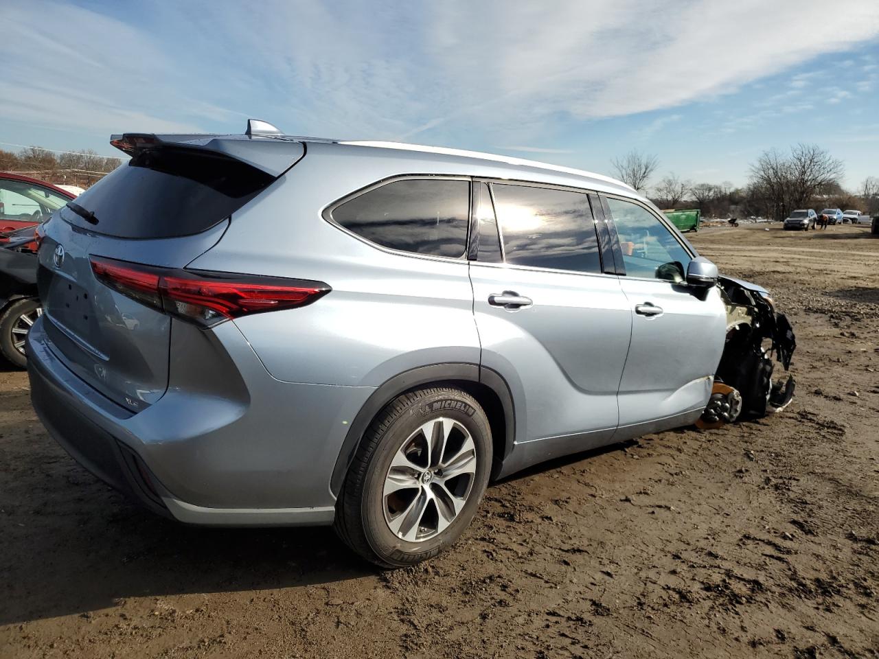 Image 3 of 2022 TOYOTA HIGHLANDER XLE 2022 with VIN 5TDGZRAHXNS128845