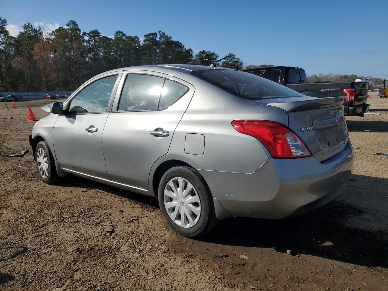 Obraz 2 z 2013 NISSAN VERSA S 2013 z VIN 3N1CN7AP7DL849654