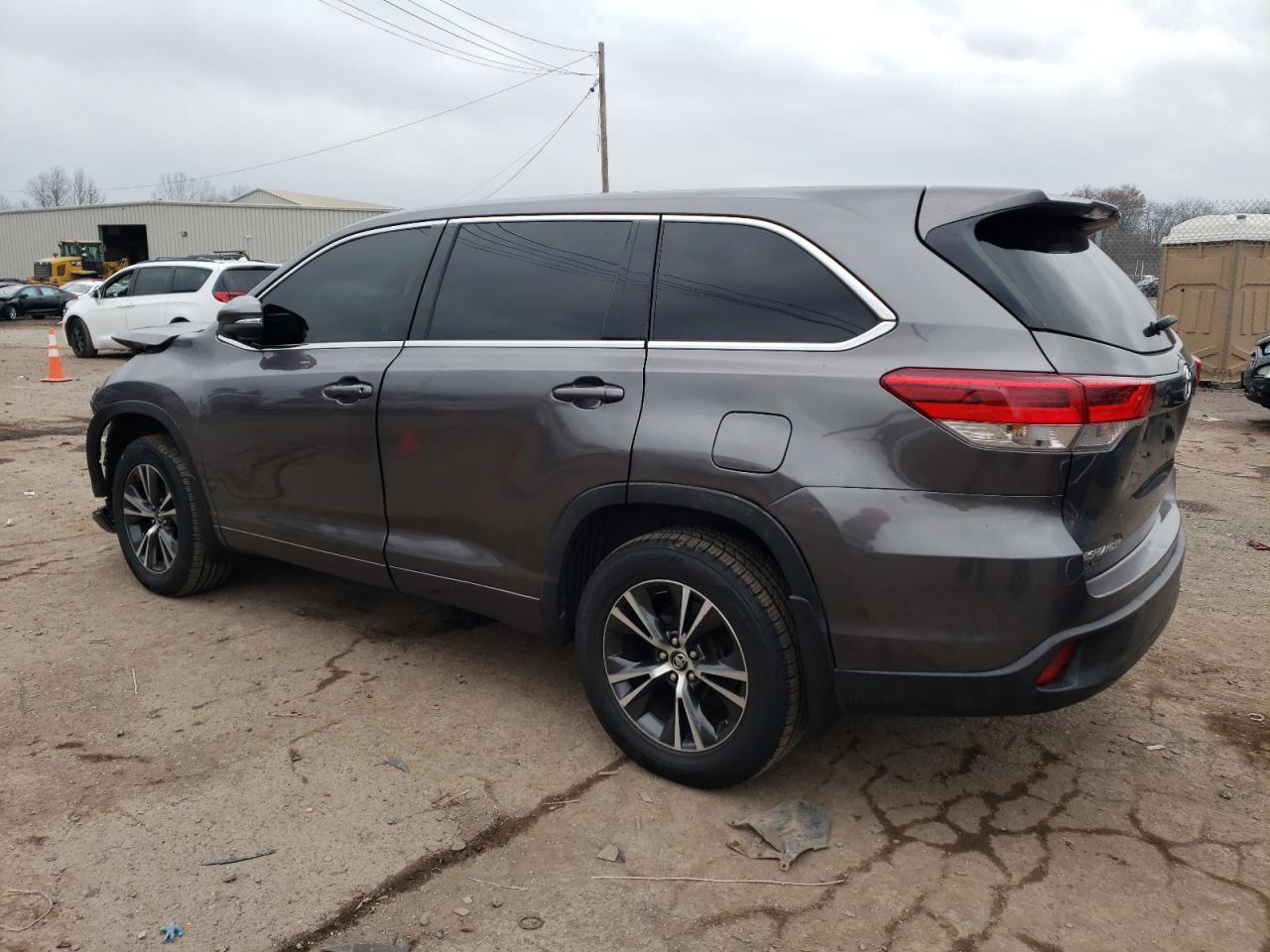 Image 2 of 2018 TOYOTA HIGHLANDER LE 2018 with VIN 5TDBZRFH1JS914191