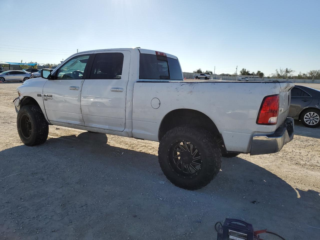 Obraz 2 z 2019 RAM 1500 CLASSIC SLT 2019 z VIN 1C6RR6TT9KS561642