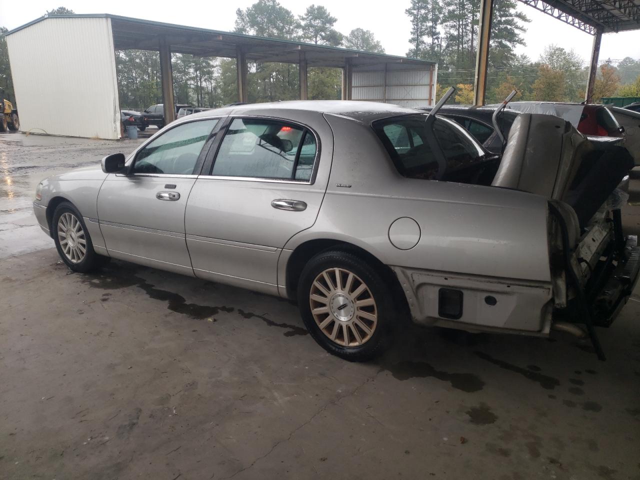 Image 2 of 2004 LINCOLN TOWN CAR ULTIMATE 2004 with VIN 1LNHM83W84Y651479