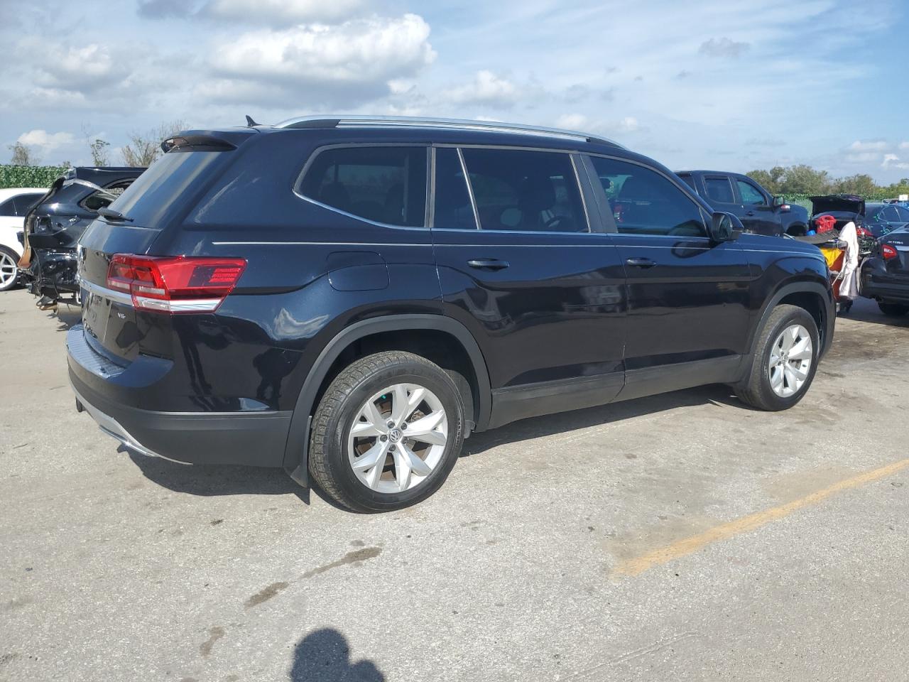 Image 3 of 2018 VOLKSWAGEN ATLAS S 2018 with VIN 1V2AR2CA1JC557556