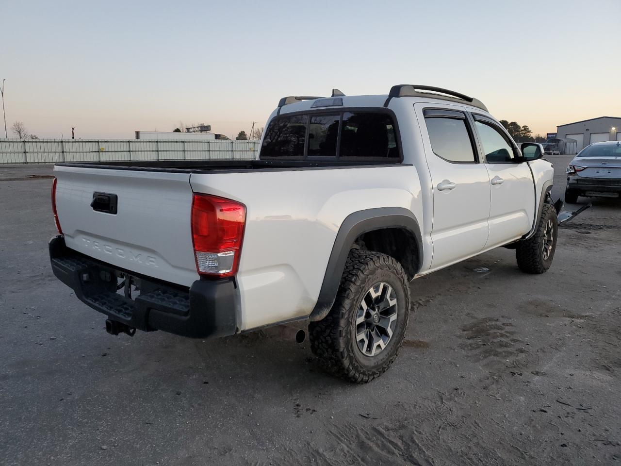 Obraz 3 z 2016 TOYOTA TACOMA DOUBLE CAB 2016 z VIN 3TMCZ5AN8GM014441