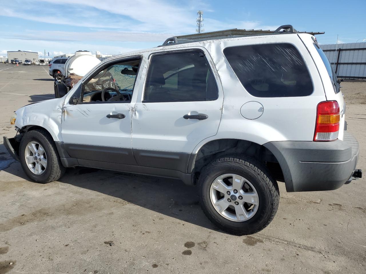 Image 2 of 2005 FORD ESCAPE XLT 2005 with VIN 1FMYU93125KB14038